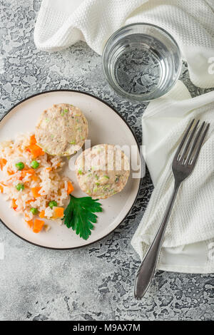 Escalopes de poulet à la vapeur et les courgettes avec des légumes bouillis. Vue d'en haut Banque D'Images