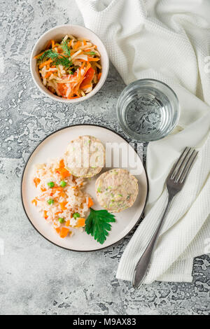 Escalopes de poulet à la vapeur et les courgettes avec des légumes bouillis. Vue d'en haut Banque D'Images