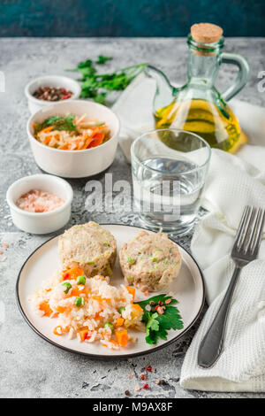 Escalopes de poulet à la vapeur et les courgettes avec des légumes bouillis Banque D'Images