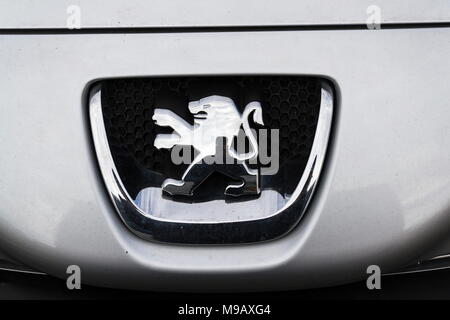 PRAGUE, RÉPUBLIQUE TCHÈQUE - 9 mars 2018 : Peugeot logo de l'entreprise silver car le 9 mars 2018 à Prague, République tchèque. Banque D'Images