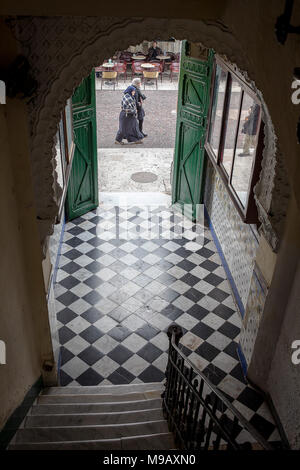 L'architecture coloniale espagnole (El Ensanche), l'avenue Mohammed V à partir d'un couloir intérieur, Tétouan. Maroc Banque D'Images