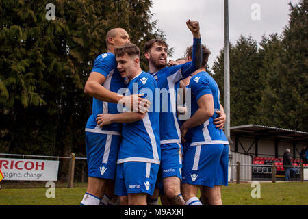 Port Talbot Town dvd/manager Cortez Belle fête avec la Jordanie au poste après avoir marqué la fin d'un grand brochet gagnant. Goytre v Port Talbot Town. Banque D'Images