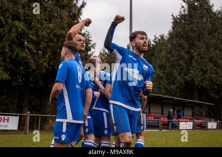 Port Talbot Town dvd/manager Cortez Belle fête avec la Jordanie au poste après avoir marqué la fin d'un grand brochet gagnant. Goytre v Port Talbot Town. Banque D'Images