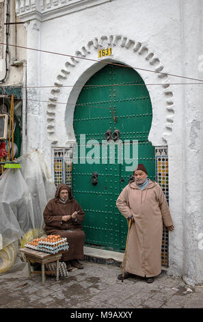 Vendeur des oeufs et aveugle, de la rue du marché, Medina, UNESCO World Heritage Site, Tétouan, Maroc Banque D'Images