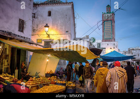 Ayuon en arrière-plan, la rue Sidi Haj Ali Baraka Zaouia, Medina, UNESCO World Heritage Site, Tétouan, Maroc Banque D'Images