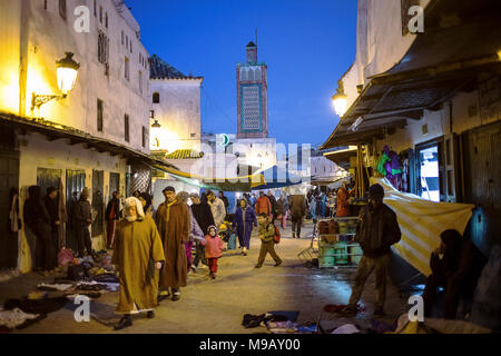 Ayuon en arrière-plan, la rue Sidi Haj Ali Baraka Zaouia, Medina, UNESCO World Heritage Site, Tétouan, Maroc Banque D'Images