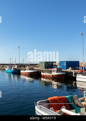 Petits bateaux de pêche dans le port, dans le petit village de pêcheurs Lista, la Norvège. Ciel bleu, bleu océan, Banque D'Images