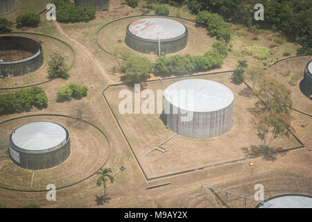 Réservoirs de stockage au-dessus de l'antenne, de l'huile, l'essence silos - Banque D'Images