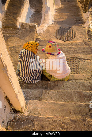 Les femmes berbères, habillé en costume traditionnel et le chat, Medina, Tétouan, UNESCO World Heritage Site, Maroc Banque D'Images