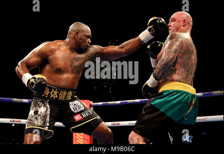 Dillian Whyte (à gauche) en action contre Lucas Browne dans le Silver WBC Heavyweight Championship contest à l'O2 Arena, Londres. Banque D'Images