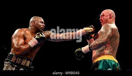 Dillian Whyte (à gauche) en action contre Lucas Browne dans le Silver WBC Heavyweight Championship contest à l'O2 Arena, Londres. Banque D'Images