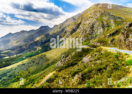 Vue spectaculaire de Franschhoek Pass, également appelé Lambrechts Road R45, le long Middagskransberg entre Franschhoek et Villiersdorp dans le Western Cape Banque D'Images