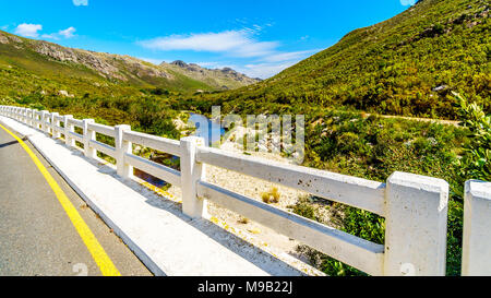 Le Detoitsriver au croisement avec Franschhoek Pass. Le col court entre Franschhoek et Villiersdorp dans l'ouest du Cap, en Afrique du Sud Banque D'Images