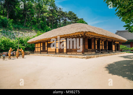 Chuncheon, CORÉE - 03 juin 2016 : maison au toit de chaume, au village de littéraire vous Kim Jeong Banque D'Images
