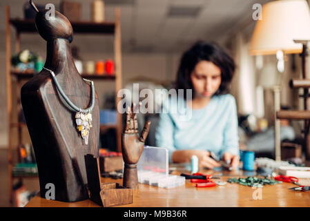 Collier artisan sur mannequin de bois, la couture Banque D'Images