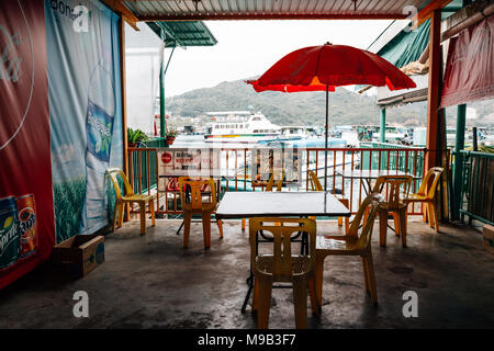 Hong Kong - le 16 mars 2017 : Ancien restaurant avec vue mer à l'île de Lamma Sok Kwu Wan village Poisson Banque D'Images