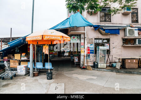 Hong Kong - le 16 mars 2017 : Rue du vieux marché asiatique dans l'île de Lamma Sok Kwu Wan village Poisson Banque D'Images