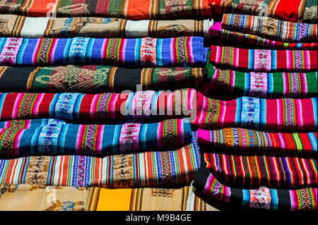 Sélection de costumes et textiles tissés à la main à vendre sur le marché du dimanche de Tarabuco de locaux, la Bolivie, l'Amérique du Sud Banque D'Images