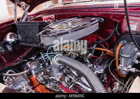 CIENFUEGOS, CUBA - 11 mars 2018 Chevrolet Rouge 350 fitfyfive - 1955 Chevy Nomad Restomod. Vue sous le capot avant sur le moteur. Cuba Banque D'Images