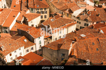 L'argile des toits de la vieille ville de Foix dans les Pyrénées, l'Ariège, le sud de la France Banque D'Images