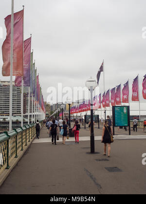 Les personnes qui traversent le pont Prymont à Darling Harbour Banque D'Images