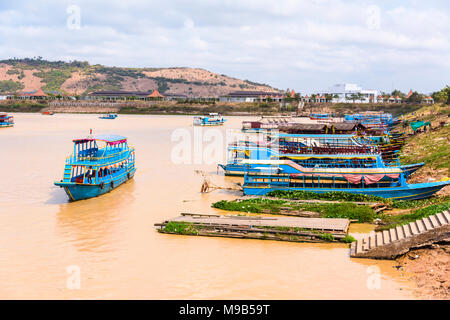 Des bateaux de tourisme en bois sur le fond boueux de la rivière Siem Reap à prendre des touristes dans le village flottant sur la rivière de Siem Reap, Cambodge, Battambong Banque D'Images