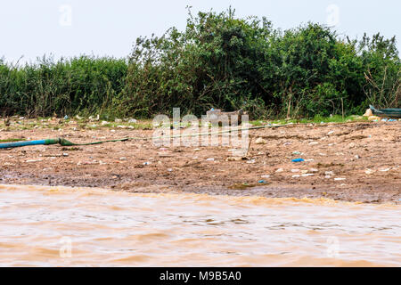 D'énormes quantités de bouteilles en plastique, boîtes et sacs en ligne la rivière Siem Reap au Cambodge. Banque D'Images