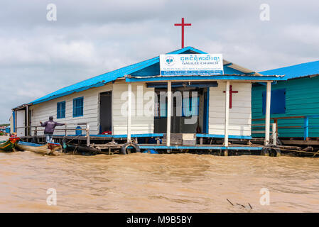 Une église chrétienne flottant sur la rivière de Siem Reap, Cambodge Banque D'Images