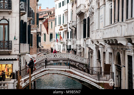 L'impressionnante architecture autour de l'étroit canal Rio de Palazzo o de Canonica à San Marco, Venise, qui mène dans l'autre direction pour le Bridg Banque D'Images