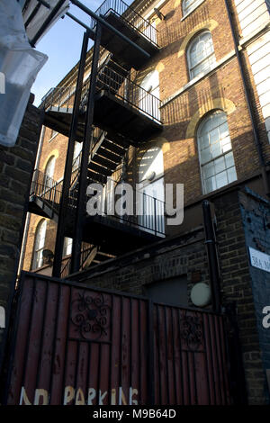 Escalier de secours extérieur de Londres du soleil Banque D'Images