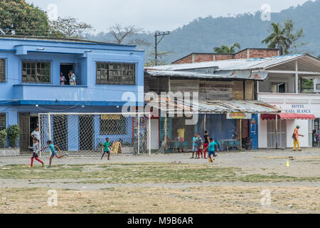 Capurgana, Colombie - mars 2018 : les enfants jouent au soccer dans les rues de Capurgana, Colombie Banque D'Images