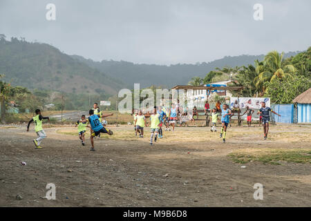 Capurgana, Colombie - mars 2018 : Les Enfants jouant au football dans la rue au centre du village de Capurgana, Colombie. Banque D'Images