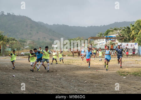 Capurgana, Colombie - mars 2018 : Les Enfants jouant au football dans la rue au centre du village de Capurgana, Colombie. Banque D'Images