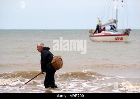 Les hommes la capture de crevettes, crevettes, crabes et autres fruits de mer dans le surf sur la plage de Sovereign Harbour Eastbourne Banque D'Images