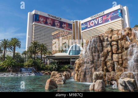 Chutes d'eau à l'hôtel Mirage, et le Casino à Las Vegas, Nevada. Banque D'Images