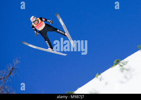 Robert Johansson de la Norvège s'élance dans l'air au cours de la compétition par équipe FIS Planica finales de la Coupe du monde de saut à ski le 24 mars 2017 à Planica, en Slovénie. (Photo de Rok Rakun / Pacific Press) Banque D'Images
