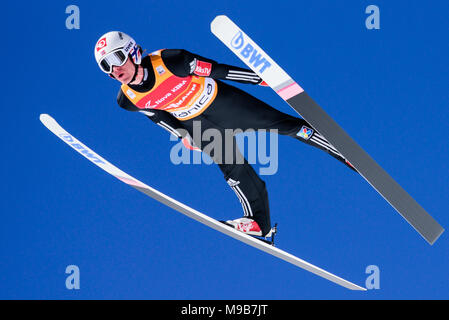 Daniel Andre Tande monte dans l'air au cours de la compétition par équipe FIS Planica finales de la Coupe du monde de saut à ski le 24 mars 2017 à Planica, en Slovénie. (Photo de Rok Rakun / Pacific Press) Banque D'Images