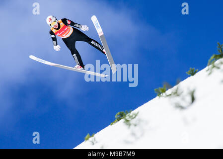 Johann Andre Forfang de Norvège s'élance dans l'air au cours de la compétition par équipe FIS Planica finales de la Coupe du monde de saut à ski le 24 mars 2017 à Planica, en Slovénie. (Photo de Rok Rakun / Pacific Press) Banque D'Images