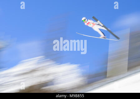 Planica, en Slovénie. 24Th Mar, 2018. Yukiya Sato du Japon s'élance dans l'air au cours de la compétition par équipe FIS Planica finales de la Coupe du monde de saut à ski le 24 mars 2017 à Planica, en Slovénie. Credit : Rok Rakun/Pacific Press/Alamy Live News Banque D'Images