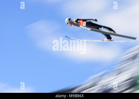Planica, en Slovénie. 24Th Mar, 2018. Robert Johansson de la Norvège s'élance dans l'air au cours de la compétition par équipe FIS Planica finales de la Coupe du monde de saut à ski le 24 mars 2017 à Planica, en Slovénie. Credit : Rok Rakun/Pacific Press/Alamy Live News Banque D'Images