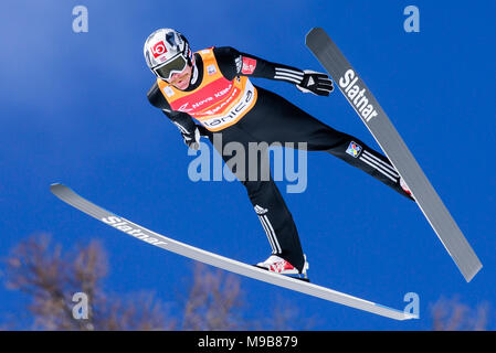 Planica, en Slovénie. 24Th Mar, 2018. Robert Johansson de la Norvège s'élance dans l'air au cours de la compétition par équipe FIS Planica finales de la Coupe du monde de saut à ski le 24 mars 2017 à Planica, en Slovénie. Credit : Rok Rakun/Pacific Press/Alamy Live News Banque D'Images
