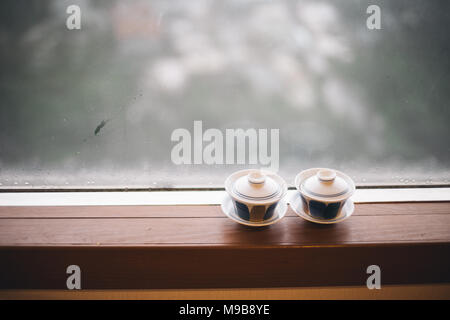 Un jour pluvieux de tasse de fond de la fenêtre à Taiwan Banque D'Images