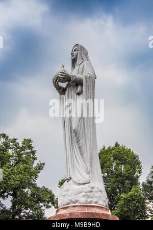 La Bienheureuse Vierge Marie Statue blue sky background Chanthaburi, Thailande Banque D'Images