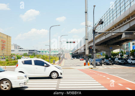 Suwon, Corée - 4 juin 2017 : paysage urbain moderne avec passage pour piétons Banque D'Images