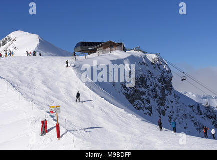 La station de ski de Chatel dans le domaine des Portes du Soleil de France Banque D'Images