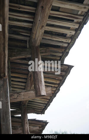 Weiwu - maisons de ferme fermées en forme de forteresse construites pour une famille élargie ou un clan dans le Fujian, en Chine, se composent de charpente en bois dans le système chuandou Banque D'Images