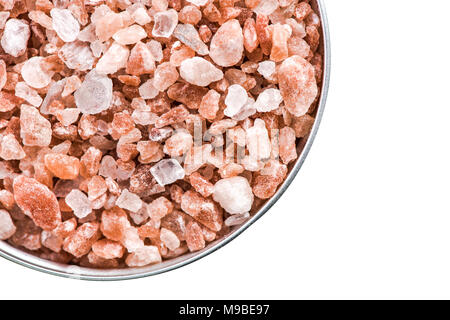 Des cristaux de sel de l'himalaya seeds in pot isolé sur blanc. Banque D'Images