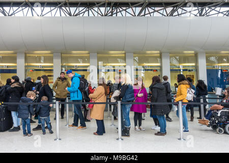 Les gens de la file d'acheter des billets à la billetterie à la gare de Reading au Royaume-Uni. Banque D'Images