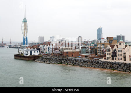 Portsmouth, Hampshire, Royaume-Uni - Mai 21, 2016 : côte de Portsmouth y compris la tour Spinnaker à partir de la mer sur un ciel nuageux en début de soirée Banque D'Images