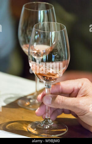 Verres de vin rose étant tournoyaient à une dégustation de vin Banque D'Images